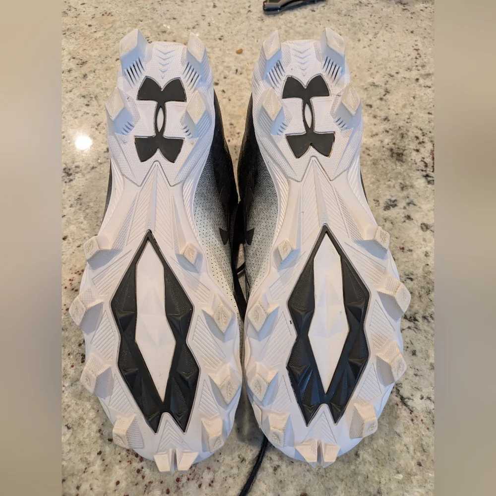 Under Armour Spotlight Franchise 4.0 RM football cleat in black and white.